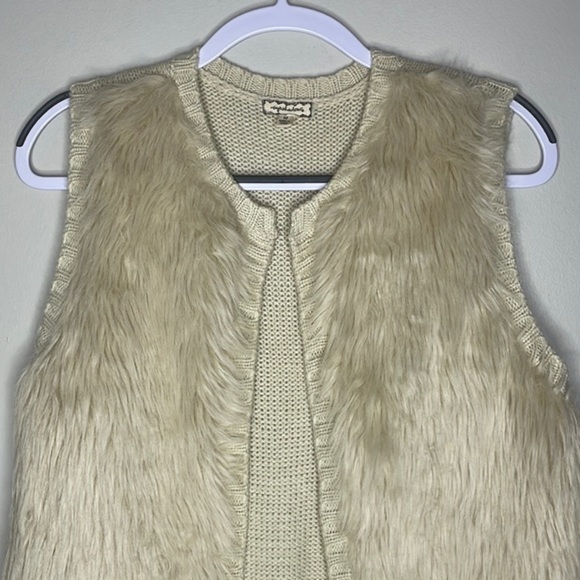 Eyeshadow Size M Ivory Faux Fur Crochet Knit Sleeveless Open Front Cozy Vest - Picture 3 of 8